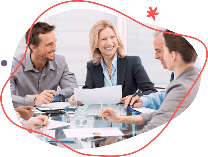 Skupina piatich ľudí na obchodnom stretnutí, usmievajúcich sa a diskutujúcich o dokumentoch pri stole, vytvára atmosféru spolupráce a inovácie, ktorá stelesňuje ducha fpoho.