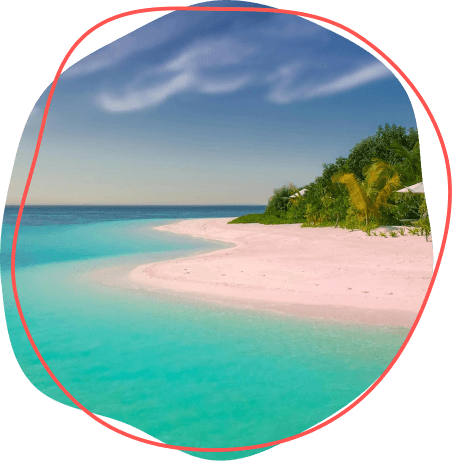 Tropická pláž s tyrkysovou vodou, bielym pieskom a sviežou zeleňou pod jasnou modrou oblohou.